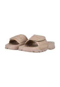Beiga slip-on sandaler med en tjock sula, justerbar rem och texturerad yta. Mjukt material med formad fotbädd för komfort.