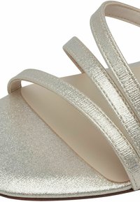 Remmar sandaler med metallic silver ovandel med glittrig textur, platt design och beige inlägg. Lämpliga för olika tillfällen.