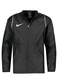 Chaqueta negra de Nike con cremallera frontal, tela suave, acentos blancos en los hombros, mangas largas y cuello alzado.