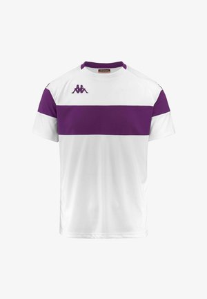 Maglietta sportiva bianca con una striscia orizzontale viola sul petto, tessuto testurizzato, scollatura a girocollo e logo Kappa in alto a sinistra.