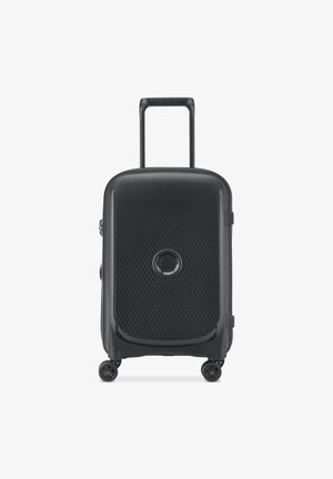 Valigia rigida nera con una superficie testurizzata, un manico telescopico, quattro ruote girevoli e un logo circolare al centro.