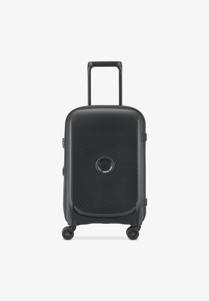 Valigia rigida nera con una superficie testurizzata, un manico telescopico, quattro ruote girevoli e un logo circolare al centro.