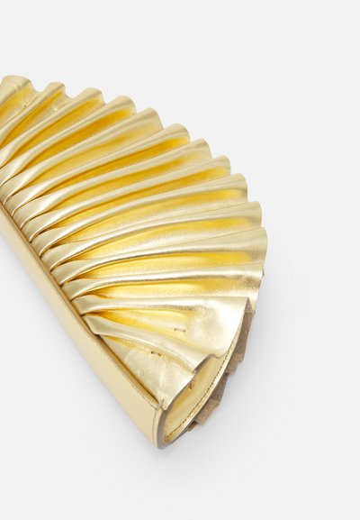 Arany fényű fém clutch táska redőzött designnal, sima felülettel és kerekített szélekkel. Puha belső bélése kiemeli a redők mélységét.