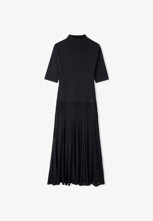 Vestito nero con top aderente e maniche corte; presenta una gonna plissettata che arriva a metà polpaccio, realizzata in materiale morbido e leggero.