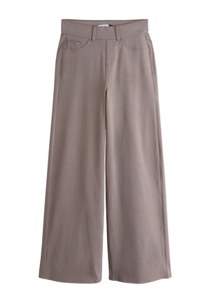Pantaloni a gamba larga in taupe con passanti per cintura, tasche frontali e dettagli di cuciture visibili.