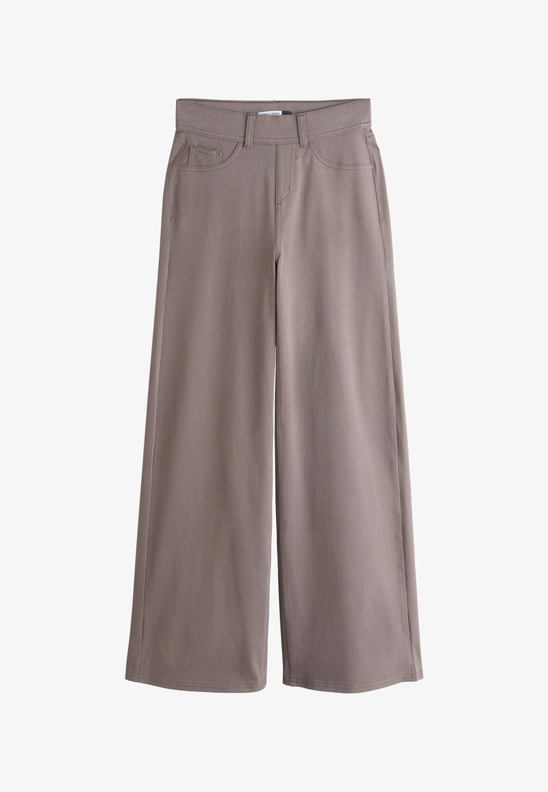 Pantalon large taupe avec passants de ceinture, poches avant et coutures apparentes.