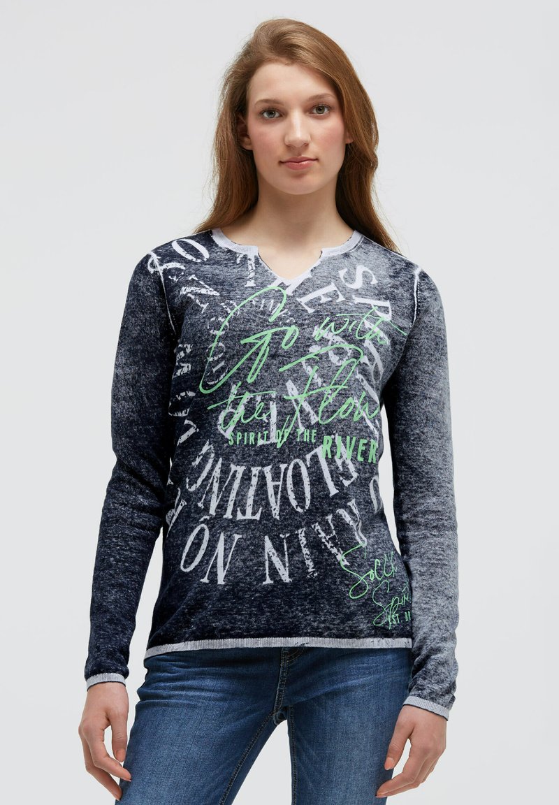 Langärmliges, dunkelgraues Oberteil mit grünem Grafiktext und weißen Akzenten. Mit V-Ausschnitt und weichem, strukturiertem Stoff.