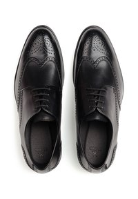 Chaussures habillées en cuir noir avec un design à bouts perforés, bout rond, fermeture à lacets à cinq œillets et semelle intérieure texturée.