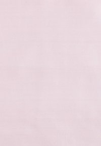 Helles rosa Gewebe mit einer subtilen diagonalen Textur, glatter Oberfläche, gleichmäßiger Farbausdistribution und ohne sichtbare Muster oder Verzierungen.