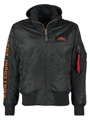 Čierna bomber bunda vyrobená z hladkej textílie s kapucňou, oranžovým logom na hrudi a nášivkou na rukáve, so zúženými manžetami a pásom.