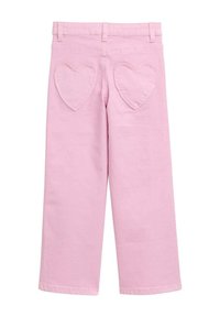 Roza jeans hlače s straight-leg krojem, ki imajo žepne zadnje oblike srca in gladko teksturo.