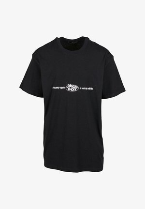 Tricou negru din bumbac, cu guler rotund și mâneci scurte, având text alb "JACKPOT" și fraze adiționale într-un font bold sans-serif.