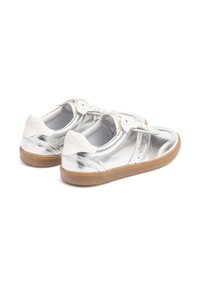 Zilveren leren sneakers met witte accenten, voorzien van een gestructureerd oppervlak, ronde neus en een gumrubberen zool. Logo op de hiel.