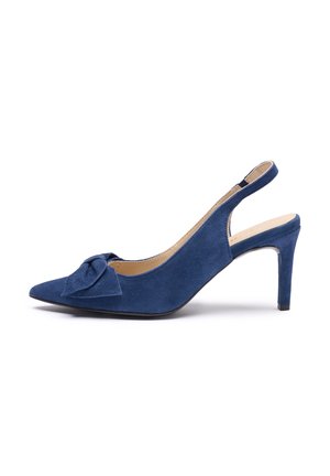 Niebieskie zamszowe sandały na obcasie typu slingback z ostrym noskiem i kokardą na cholewce. Charakteryzują się smukłym obcasem i gładką wyściółką wewnętrzną.