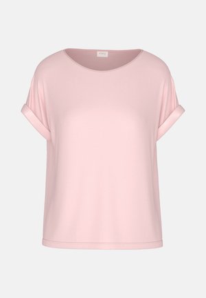 Lichtroze T-shirt met korte mouwen en een ronde halslijn. Zacht materiaal met omgeslagen mouwboorden en een ontspannen pasvorm. Gladde textuur, eenvoudig ontwerp.