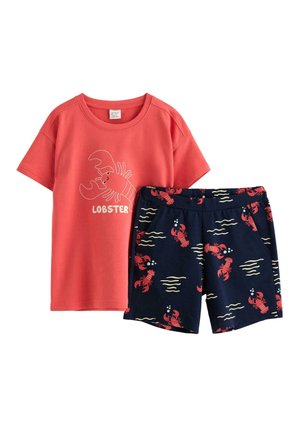 Camicia corta a maniche corte color corallo con grafica di aragosta e testo "LOBSTER", abbinata a pantaloncini blu navy con motivi di aragosta rossa e onde.