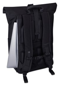 Fekete roll-top hátizsák párnázott hálós pántokkal, struktúrált kialakítással, laptop rekesszel és csatos zárással. Simább anyagtextúra.