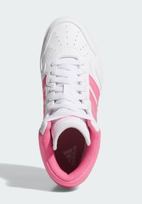 Sneaker Adidas bianco con strisce rosa e colletto imbottito rosa, vista dall'alto su uno sfondo grigio chiaro.