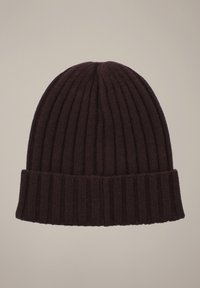 Czarna, prążkowana czapka beanie w kolorze ciemnego brązu z podwiniętym mankietem, charakteryzująca się miękką fakturą i wydłużonym kształtem, zapewniająca dopasowane noszenie.