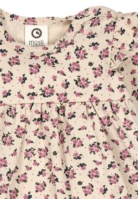 Vestito a motivo floreale in morbido cotone, con sfondo crema e fiori rosa e blu navy, maniche arricciate e vita raccolta.