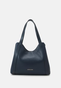 Mörkblå läderhandväska med två axelremmar och liten gyllene "Michael Kors"-logotyp centrerad på framsidan.
