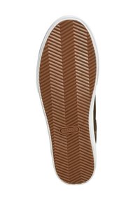 Hnědá gumová podešev boty s vzorem rybí kosti, s bílými okraji a zaobleným logem vytlačeným uprostřed.