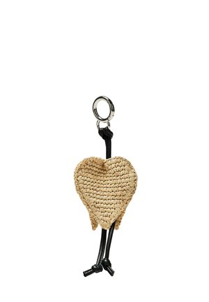 Portachiavi a forma di cuore in paglia intrecciata con cinturini in pelle nera e anello metallico argentato.