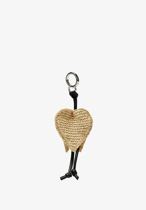 Portachiavi a forma di cuore in paglia intrecciata con cinturini in pelle nera e anello metallico argentato.