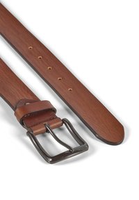 Cinturón de cuero marrón con una hebilla de metal plateado, que presenta agujeros visibles para el ajuste y un acabado suave. El diseño es clásico y funcional.