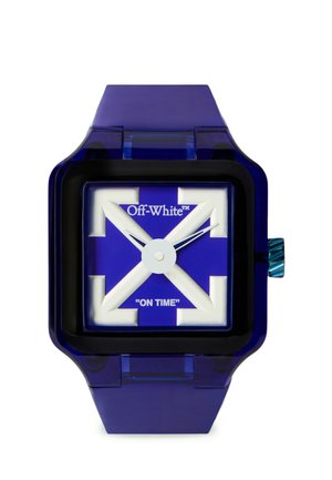 Orologio da polso quadrato blu Off-White con design a freccia bianca sul quadrante, bordo nero e cinturino viola, che mostra il nome del marchio e il testo "ON TIME".