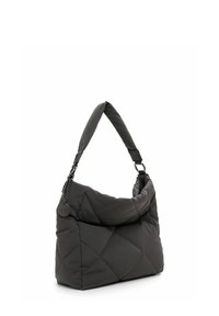 Bolso de hombro negro acolchado con una textura suave, una sola correa ajustable y detalles en metal. Presenta una silueta redondeada y suave.