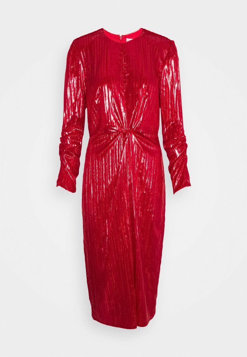 Robe rouge à manches longues, longueur genou, en tissu brillant texturé avec un détail de nœud torsadé à la taille.
