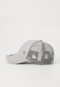 Grå cap med buet skygge, mesh bagpå og broderet logo. Har en struktureret krone og justerbar rem.