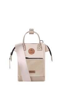 Beige Umhängetasche aus strukturiertem Material, mit einer vorderen Reißverschlusstasche und zwei Griffen. Verfügt über ein Logopatch und einen abnehmbaren Gurt.