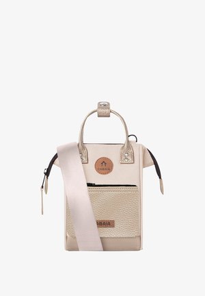 Beige Umhängetasche aus strukturiertem Material, mit einer vorderen Reißverschlusstasche und zwei Griffen. Verfügt über ein Logopatch und einen abnehmbaren Gurt.