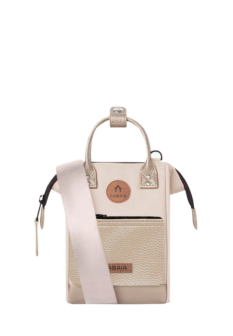 Beige Umhängetasche aus strukturiertem Material, mit einer vorderen Reißverschlusstasche und zwei Griffen. Verfügt über ein Logopatch und einen abnehmbaren Gurt.