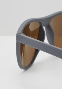 Jack & Jones JACMAVERICK SUNGLASSES - Solbriller - grey/blue