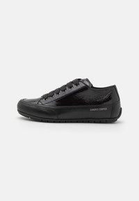 Schwarze Ledersneaker mit glänzender Oberfläche. Runde Zehenpartie, flache Gummisohle, sechs Schnürsenkel-Ösen und Branding auf der äußeren Seite.