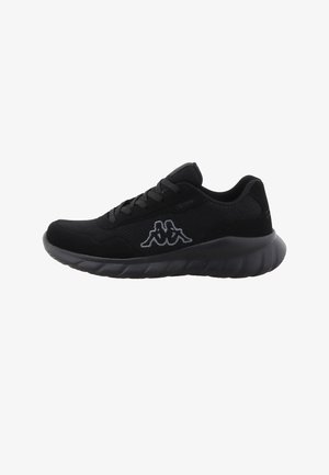 Zapatilla deportiva negra con cierre de cordones, parte superior de malla transpirable, suela acolchada gruesa y un logo blanco que representa a dos personas sentadas espalda con espalda en el lateral.