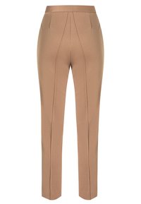 Pantalons marron ajustés en tissu lisse, avec une taille haute, une jambe droite et des détails de pli subtils à l'avant.