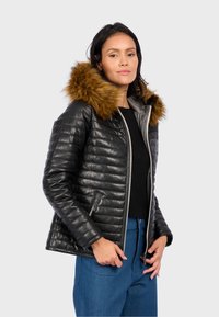 Černá péřová bunda s lesklým povrchem, s hnědou umělou kožichovou kapucí, zipovými předními kapsami a přiléhavým střihem.
