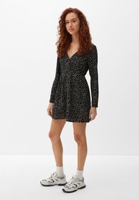 QS MET BLOEMMOTIEF - Blusenkleid - schwarz