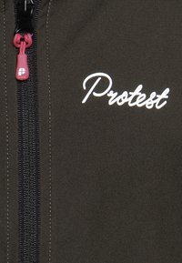 Zwarte stof met verticale zwarte ritssluiting en roze treklip, witte cursieve tekst "Protest" gedrukt naast de rits.