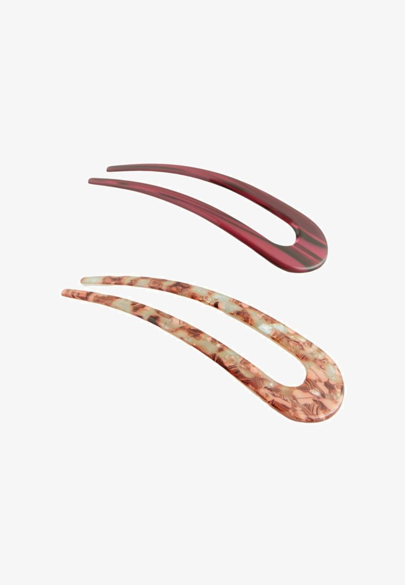 Două bețe pentru păr: unul roșu lucios cu dungi întunecate și unul roz translucid cu model în formă de scoică, ambele având un design elegant și alungit.