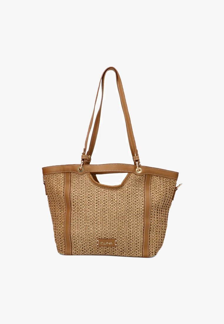 Bolso tote tejido en tono marrón con detalles de cuero, que presenta una forma estructurada, doble asa y una sutil placa con el logotipo en la parte frontal.