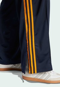 FIREBIRD - Verryttelyhousut - night indigo   crew orange