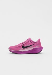 Nike trkačka cipela s gornjim dijelom od ružičaste mrežaste tkanine, crnim logotipom i ljubičastim srednjim dijelom s teksturiranim detaljima i gumenim potplatom.