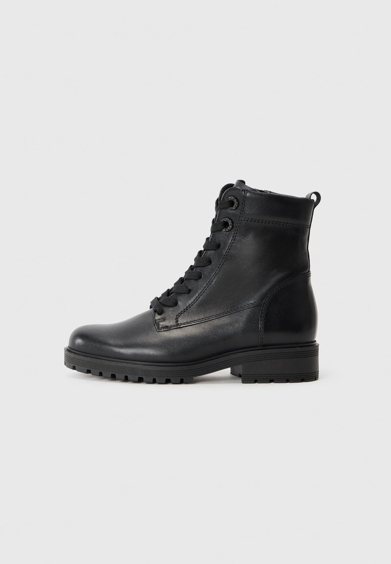 Botas de tobillo de cuero negro con punta redondeada, cordones en la parte frontal y tacón bajo de goma. Presentan una textura suave y una lengüeta en la parte trasera.