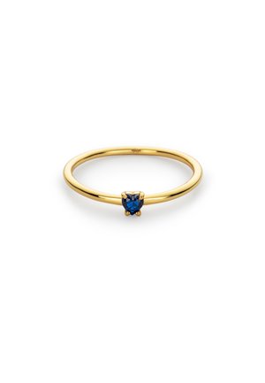 Goldring mit einem schlanken Band und einem herzförmigen blauen Edelstein, der in einer Krone mit vier Krappen gefasst ist, mit einem polierten Finish.