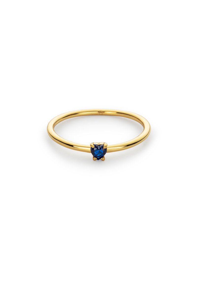 Goldring mit einem schlanken Band und einem herzförmigen blauen Edelstein, der in einer Krone mit vier Krappen gefasst ist, mit einem polierten Finish.